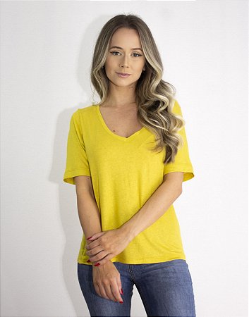 T-Shirt Viscolinho Decote V Flor de Lis Amarelo