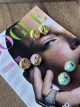 BRINCO ONDAS ESMALTADO OURO VINTAGE - PRESSÃO - LAVANDA - SHEILA MORAIS