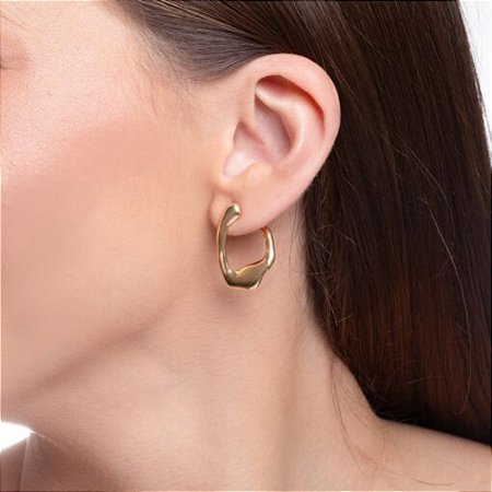 BRINCO VAZADO OVAL ORGÂNICO DOURADO BULKY & VOGA