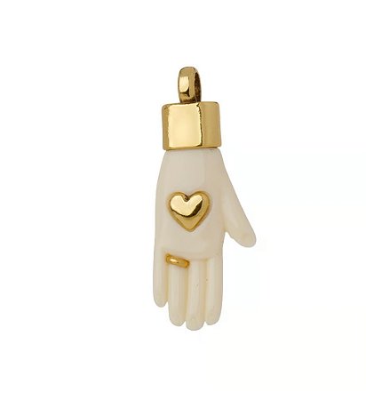 PINGENTE MÃO RESINA MARFIM COM CORAÇÃO - DOURADO