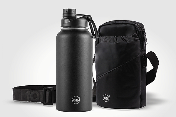 Kit garrafa térmica inox Facy 960ml black e bolsa Shoulder Bottle preta