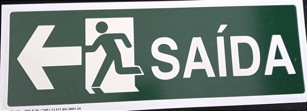 PLACA INDICATIVA DE ROTA DE FUGA SAÍDA SETA E PICTOGRAMA ESQUERDA