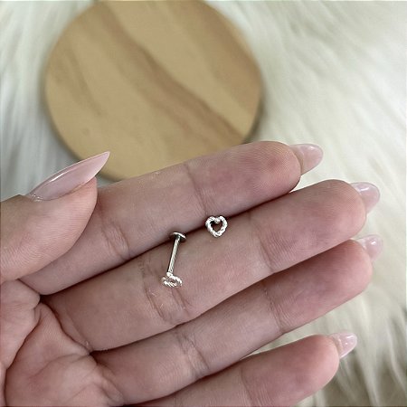 Brinco Piercing Coração Torcido Base Reta - Prata 925 e Aço
