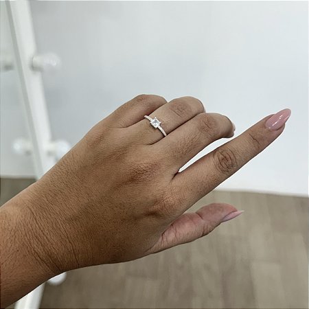 Anel Solitário Quadrado Cravejado nas Laterais - Prata 925