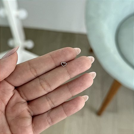 Brinco Piercing Coração Vazado Base Reta - Prata 925 e Aço