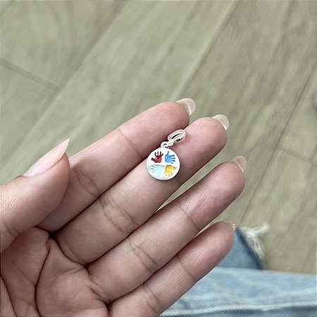 Berloque Mãos Símbolo Autismo - Prata 925