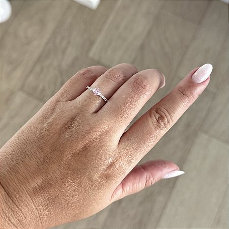 Anel Solitário Rosa com Laterais Cravejadas - Prata 925