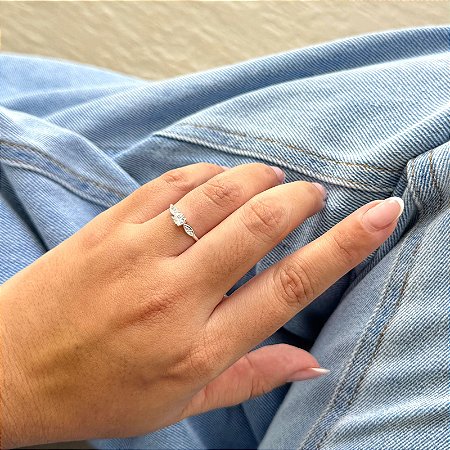 Anel Solitário Cristal com Zircônias Lateriais - Prata 925