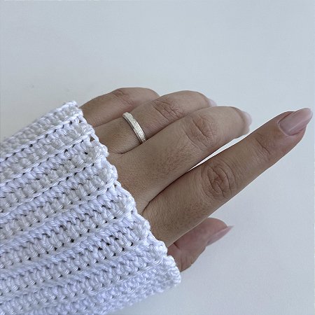 Aliança Diamantada com Canto Quebrado - Prata 925