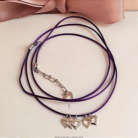 Pulseira Fio de Seda Roxa com Corações Vazados Banhado em Ródio Branco