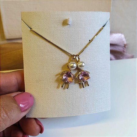 Colar Duas Meninas Com Zircônias Rosa e Pérolas Banhado em Ouro 18K