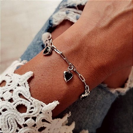 Pulseira Corações com Pedra Ônix Banhada em Ródio Branco