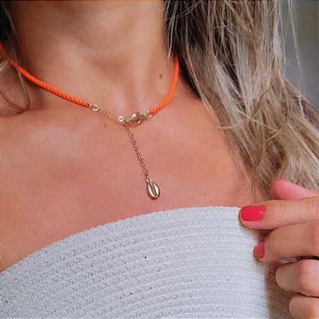 COLAR LARANJA NEON ESMALTADO BANHADO EM  OURO 18K