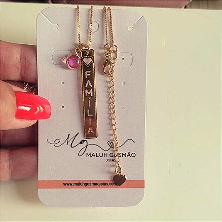 Colar Plaquinha Família com Zircônia Rosa Banhado em Ouro 18K