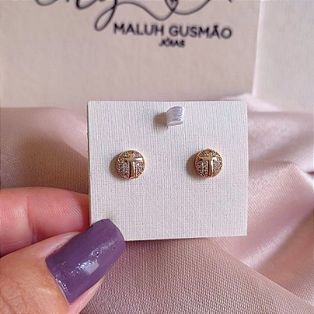 Brinco Botão Cravejado com Zircônias e Crucifixo Banho em Ouro 18K
