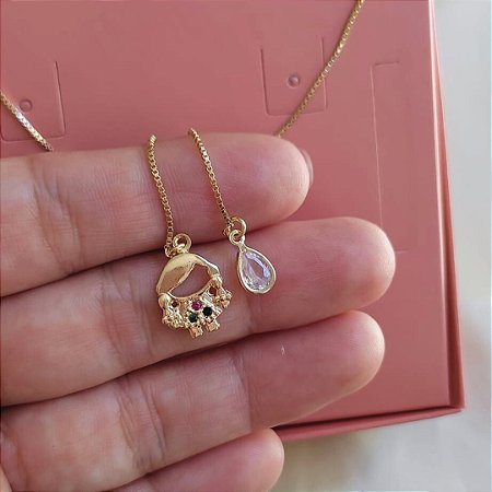 Colar Gravatinha com Pingente de Menina Colorida e Gota Cristal Banho em Ouro 18K