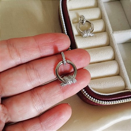 Brinco Argola com Nó Cravejado Com Zircônias  Banho em Ródio Branco