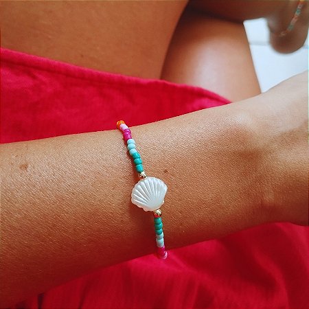 Pulseira Miçangas Coloridas e Concha de Madrepérola Com Banho em Ouro 18K