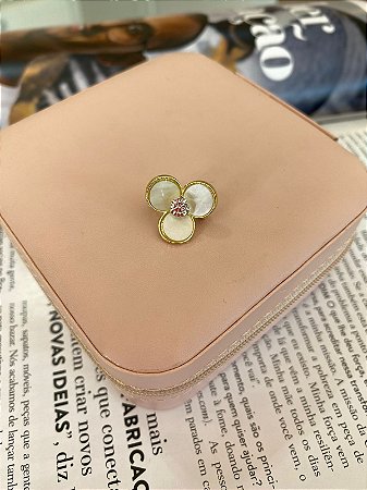 Broche Flor Madrepérola Dourado