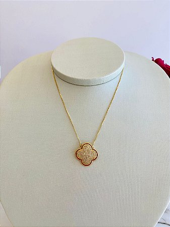 Colar dourado cleef