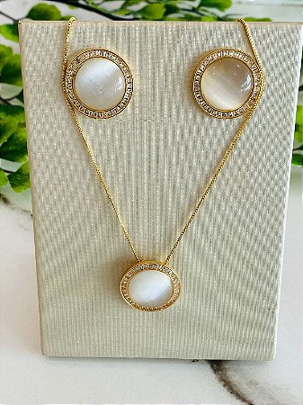 conjunto rendondo cravejado e com madre perola