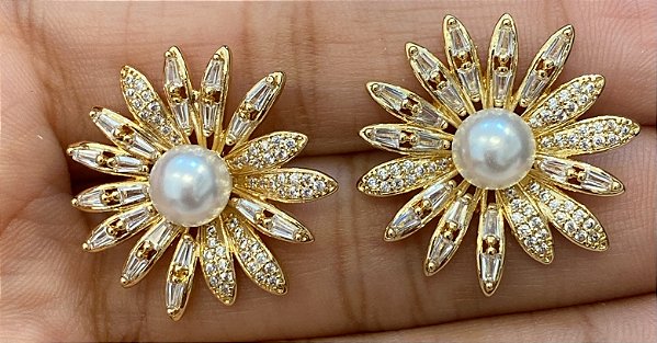 Brinco girassol cravejado com zirconia e perola