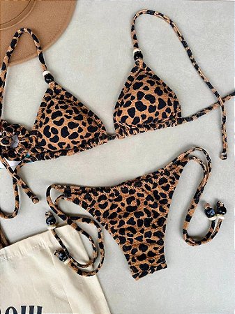 Cortininha Onça levanta bumbum