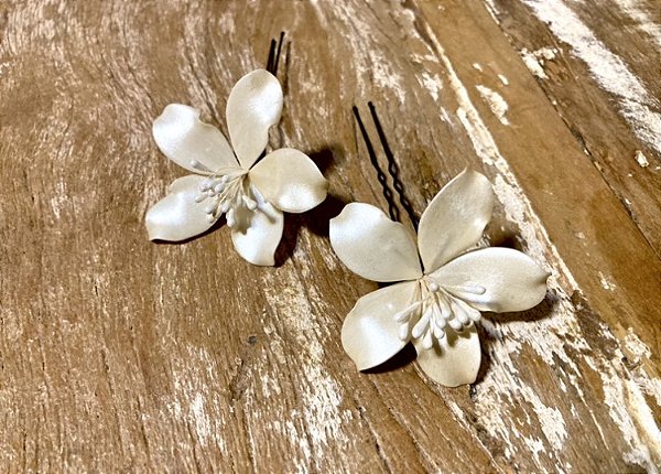 Pin Lírio em porcelana perolada 5,00 cm