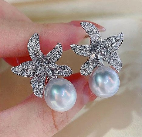 Brinco orquídea em Zircônias e Pérolas 106