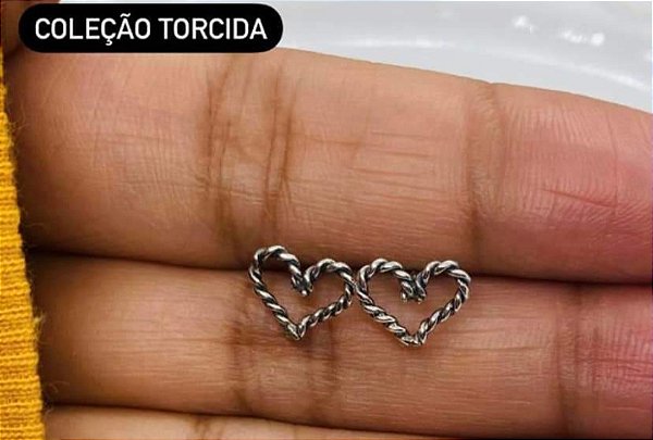 Brinco coração torcido envelhecida