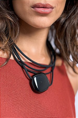 Colar Curto Cordas Pedra