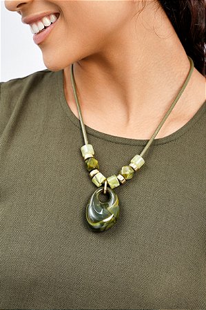 Colar Curto Peças Resina Pingente