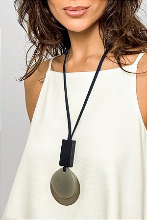 Colar Longo Peças Resina Detalhe Placa Metal