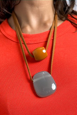 Colar Curto Duplo Peças Resina