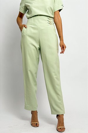 Calça Cenoura Cós Detalhe Lateral Trançado Ilhós