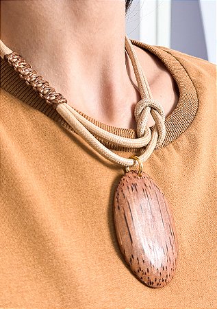 Colar Curto Cordas Pingente Madeira