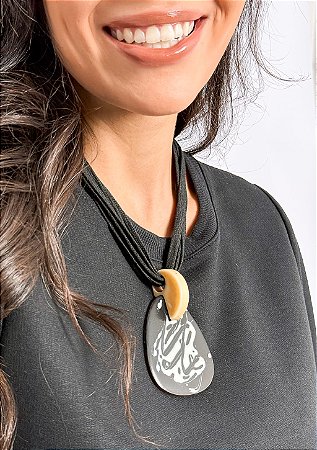 Colar Cordas Pingente Grande Desenho Abstrato