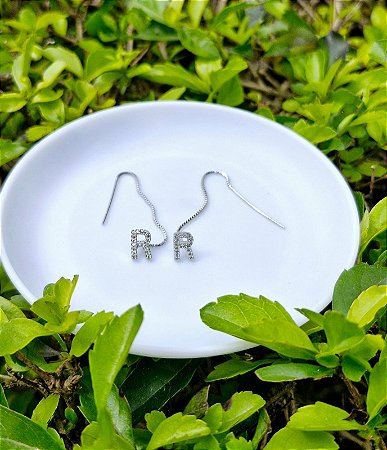 Brinco ear line com letra cravejada ANTIALÉRGICO