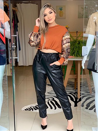 calça jogger couro fake feminina