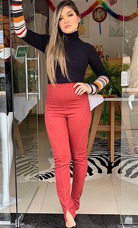 Calça cintura alta em sarja com pesponto