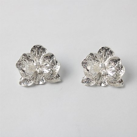 Brinco Metal Flor com Acabamento Dourado e Prateado