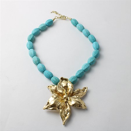 Colar Metal Curto com Flor Dourada e Pedras Turquesa