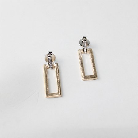 Brinco Folheado Vazado Retangular com Cristais