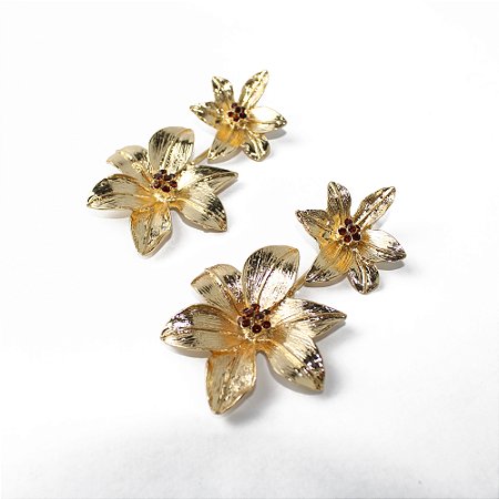 Brinco Metal Maxi Flores Douradas com Cristais Âmbar