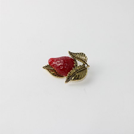Broche de Metal Morango Esmaltado com Folhas Douradas