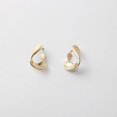 Brinco Folheado Torcido com Design Orgânico