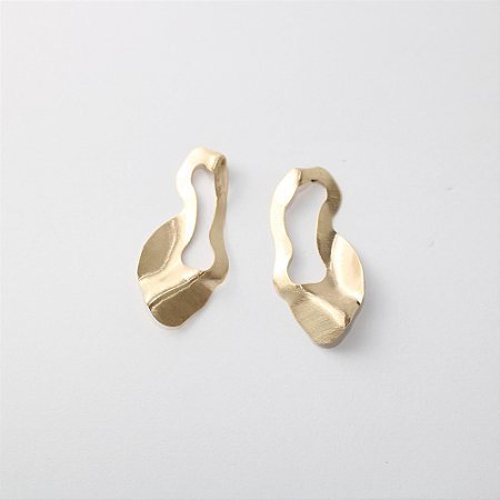 Brinco de Metal com Design Irregular e Orgânico