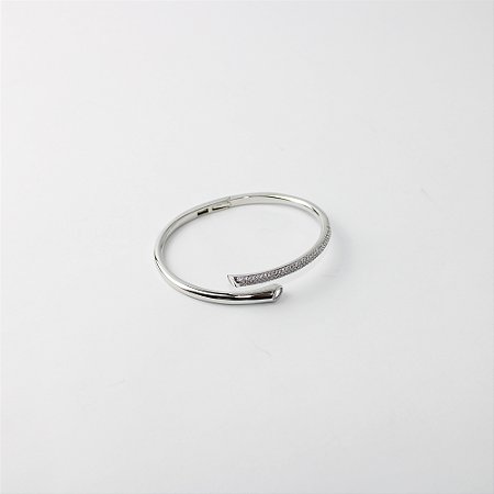 Bracelete de Metal com Design Trespassado e Zircônias