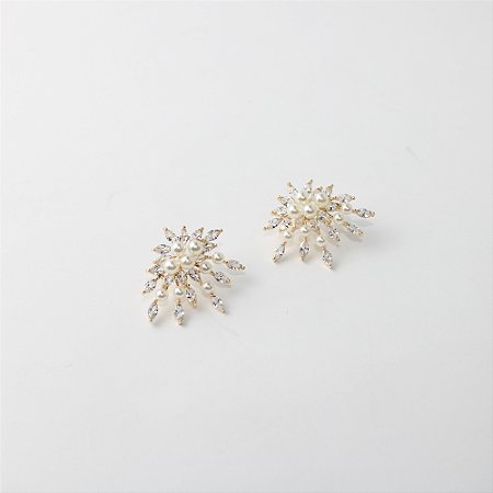 Brinco de Metal Estilo Leque com Pérolas e Zircônias