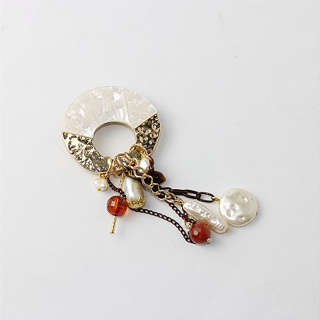Maxi Broche de Metal com Madrepérola e Pendentes